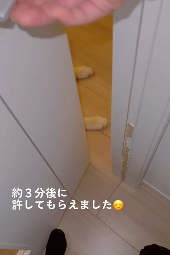 ドアを開けるママ