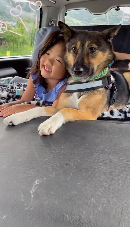 仲良く寄り添ってドライブ