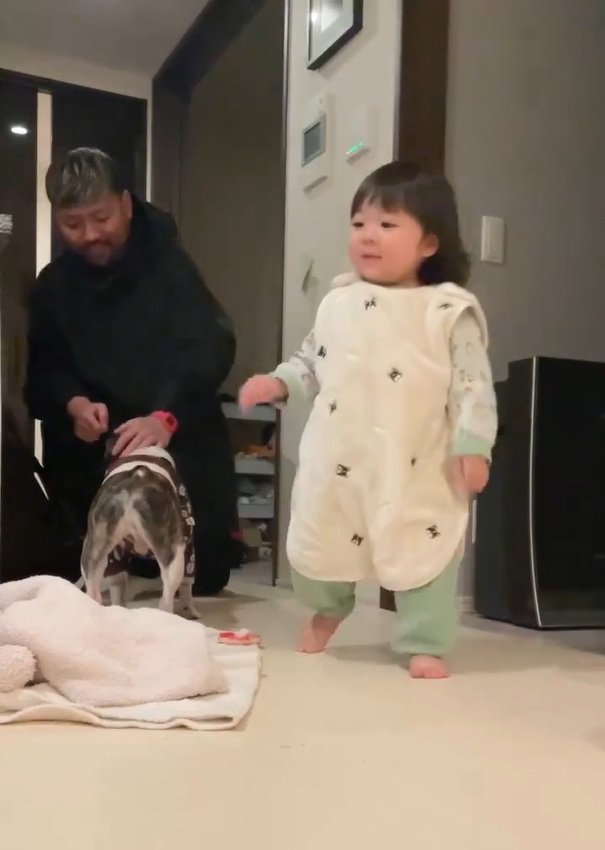 その場を離れる娘さん