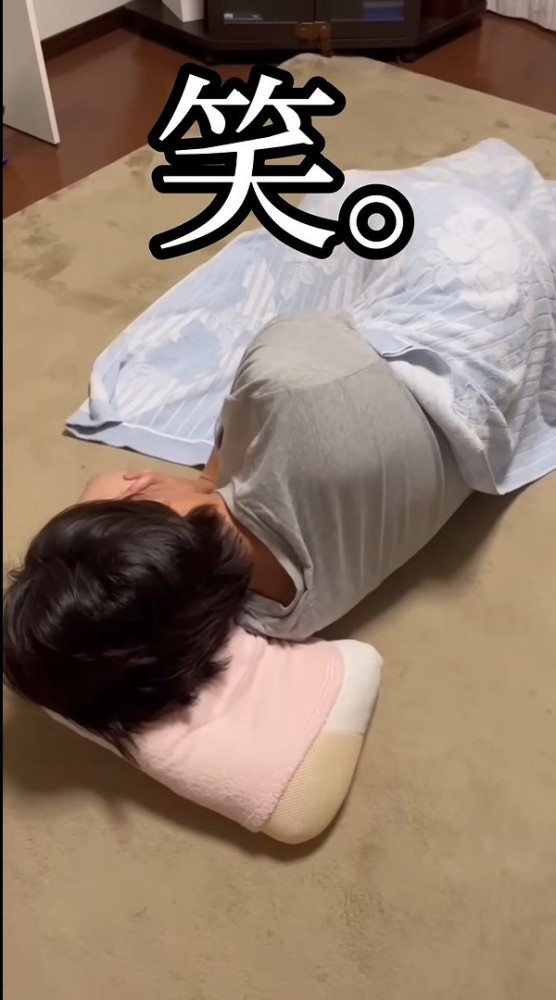 床で寝るパパさんの哀愁漂う姿（笑）