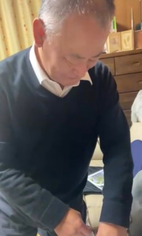 箱の封を解くお父さん