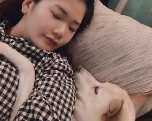 寝るときも隣で…