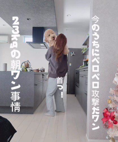 ママの顔をペロペロ