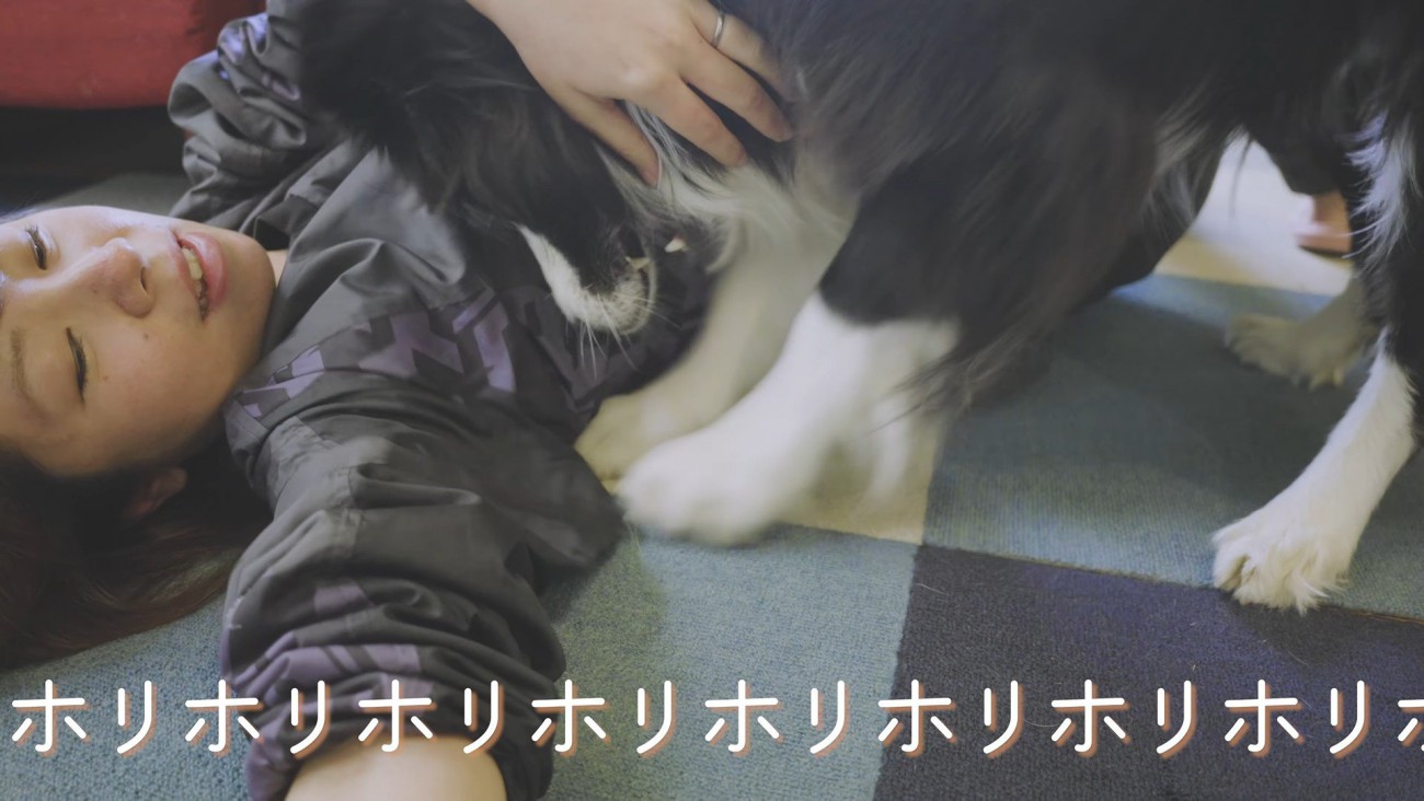 「遊ぼうよ！」と床をホリホリ