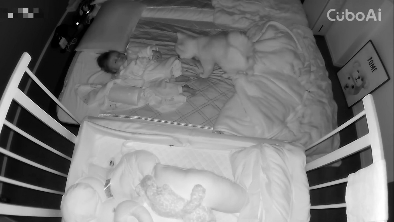 眠っている赤ちゃんのそばへ