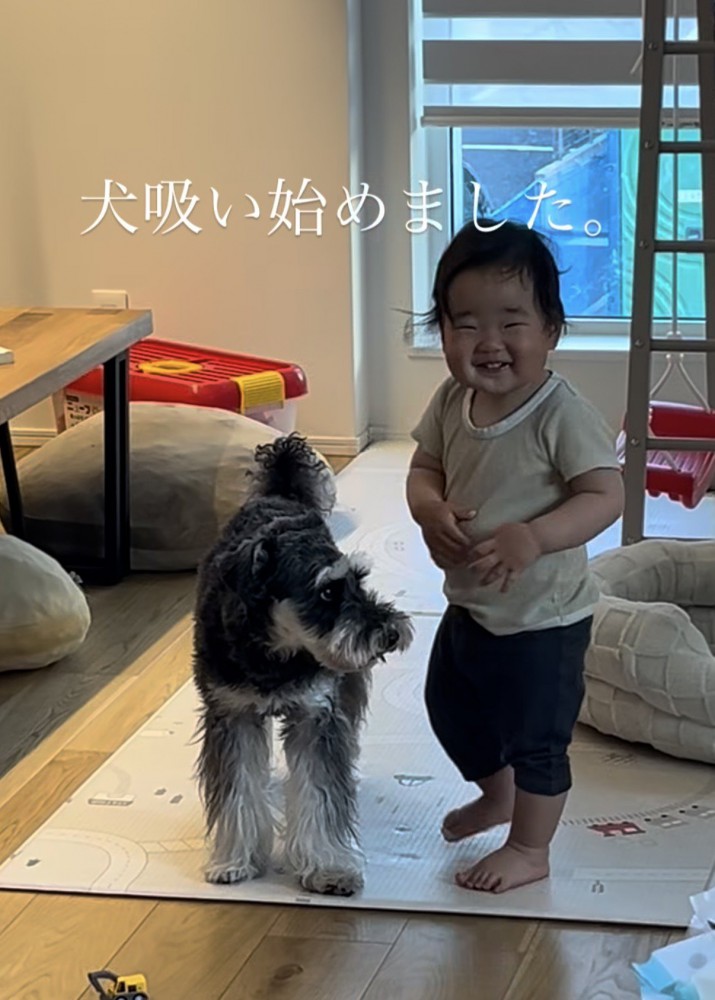 カメラ目線で満面の笑みを見せる赤ちゃん