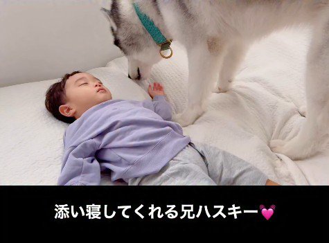 男の子に添い寝する星凪くん