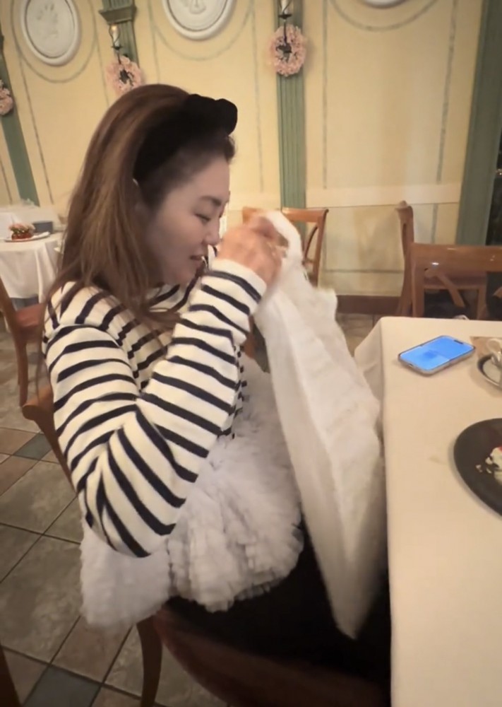 袋を持ち上げる女性