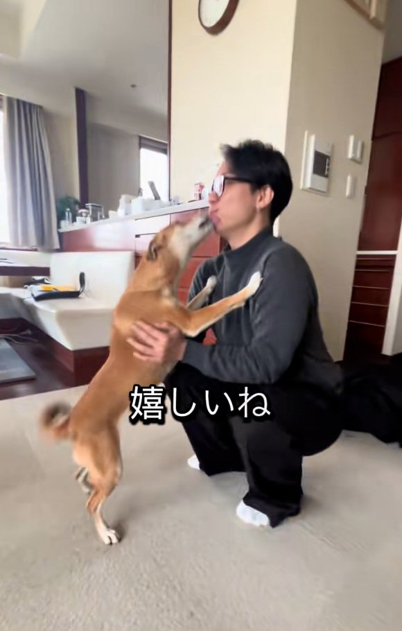 お兄ちゃんの口元を舐めるごぅちゃん