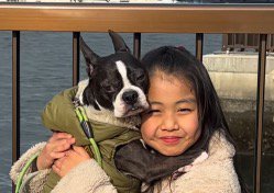 笑顔で抱き合う犬と女の子