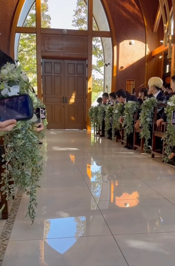 扉を見つめる参列者の方々