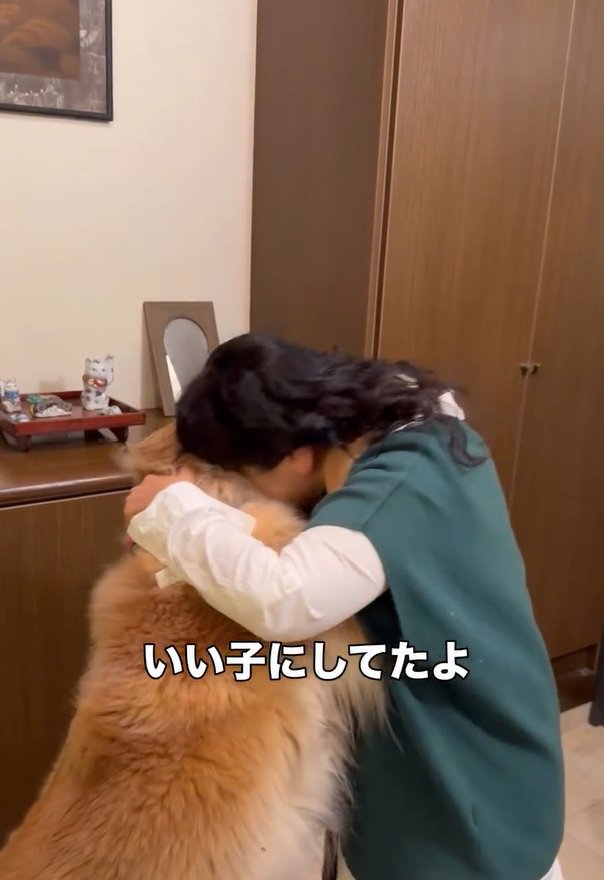 ハルちゃんをハグするママ
