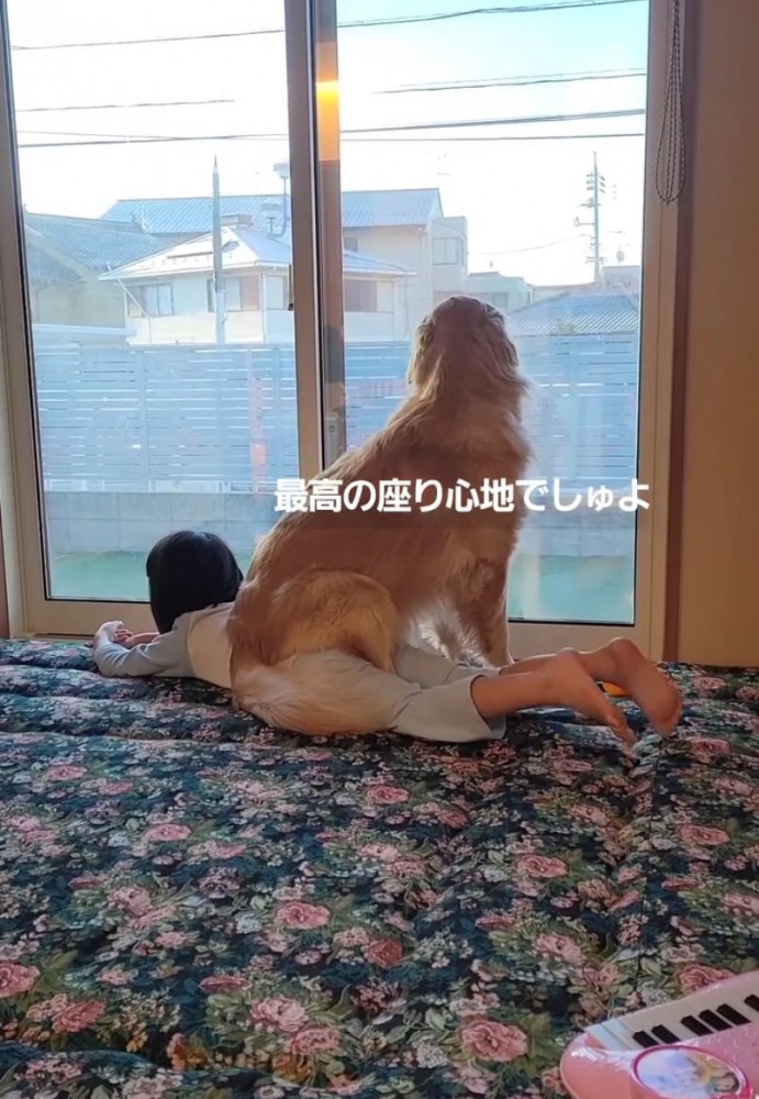 足をバタバタさせる女の子