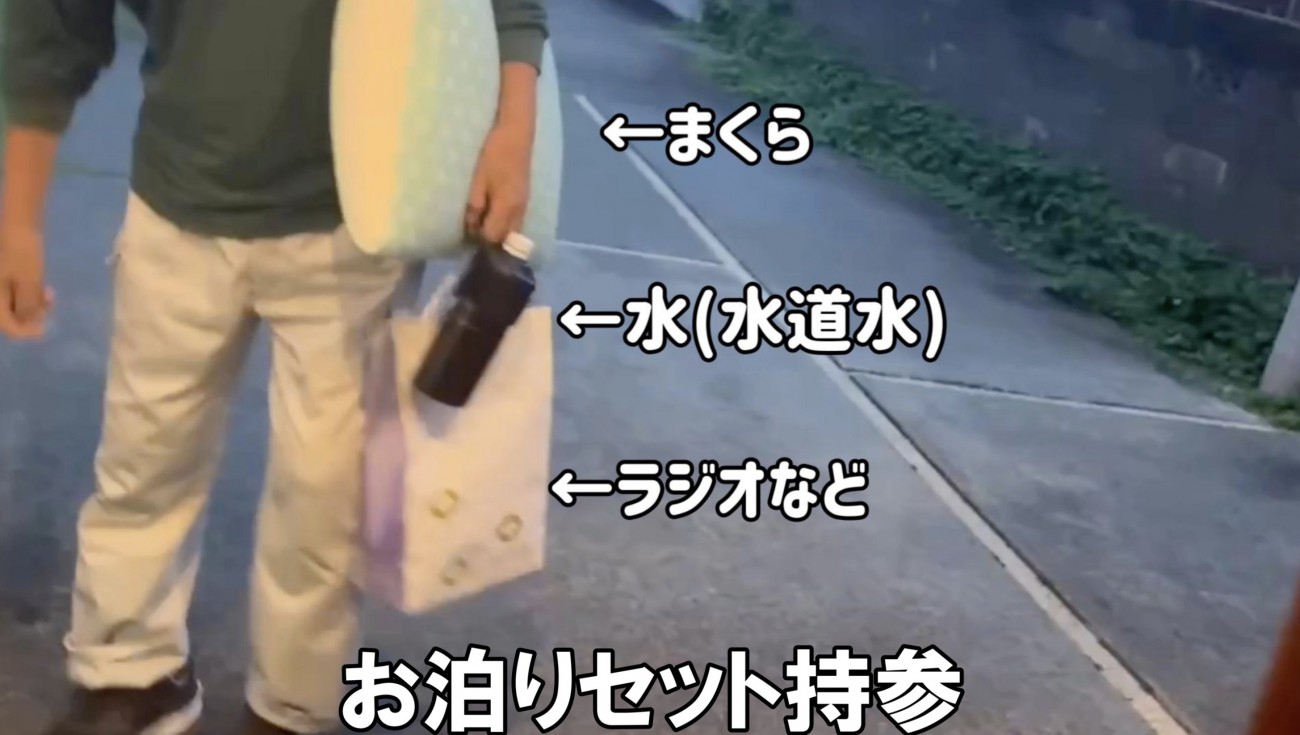 荷物を抱えて玄関先にやってきたおじいちゃん