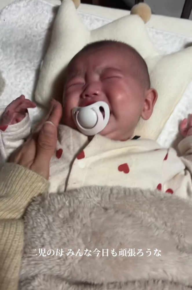 泣いている赤ちゃん