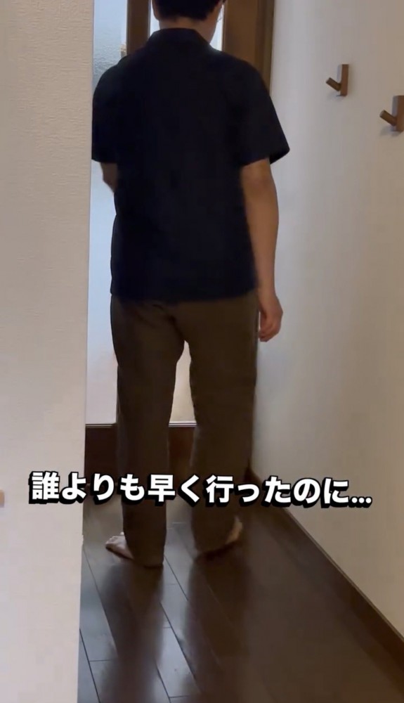 廊下を先に進む人