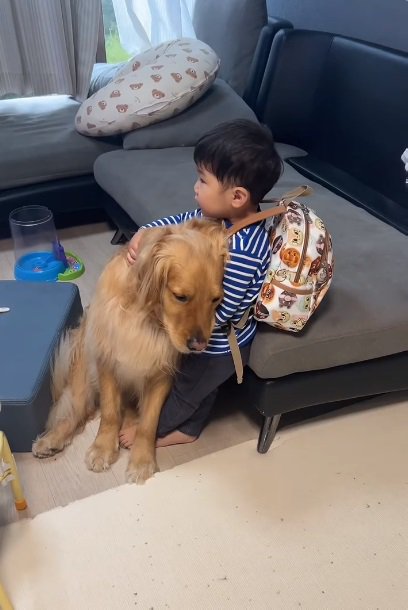 ピノくんに抱きつく息子さん