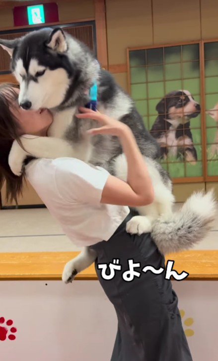 ママに抱っこしてもらう♪