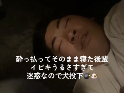 横たわったまま眠る男性のアップ