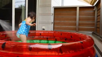 プールで遊ぶモモ子ちゃん