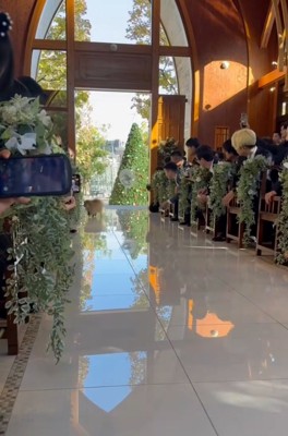 チャックくんを見る参列者の方々