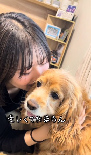 茶子ちゃんに顔を寄せる娘さん