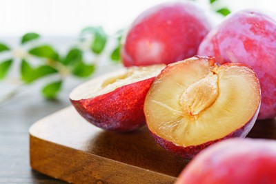 カットされて種が見えるプラム