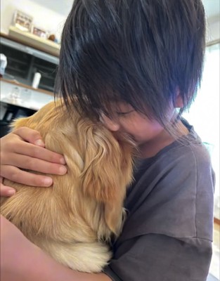 犬を抱きしめる人