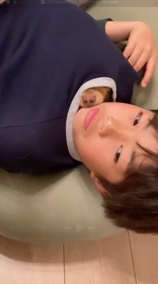 男の子の服の中で温まる犬