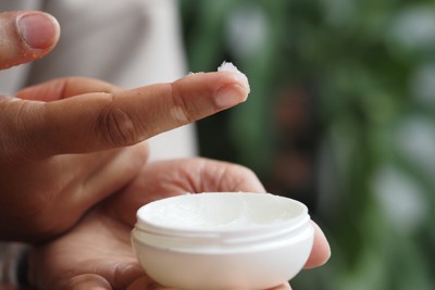 ワセリンを取り出す手