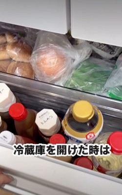 冷蔵庫を開ける