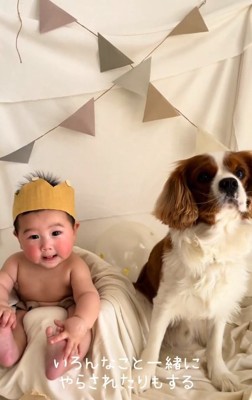 並んで座るふたり