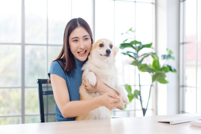 女性と犬