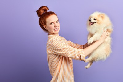 犬のニオイが気になる女性