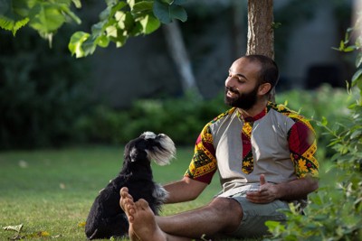 笑顔で犬に話しかける男性