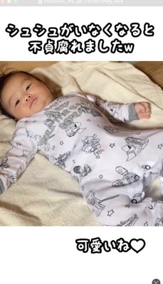 犬が離れて少し不機嫌になる赤ちゃん