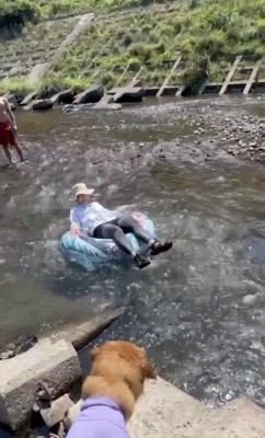 ママ、川をエンジョイ