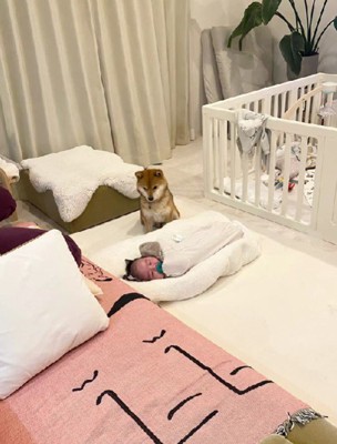 赤ちゃんの隣にたたずむ