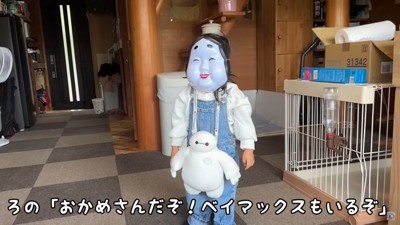 お面をかぶる子ども