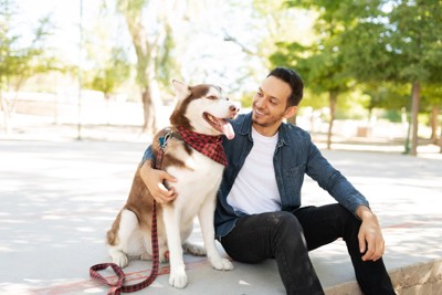 犬を見つめる男性