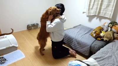 嬉しそうに抱き合う2人♪