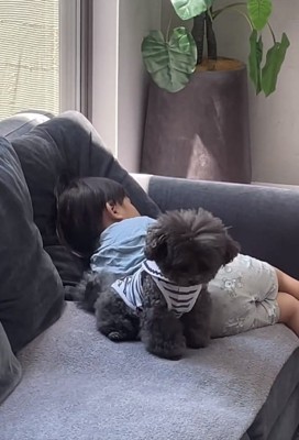 背中を付けて座るアイナちゃん