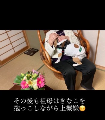 抱っこしながら歌を歌うおばあちゃん