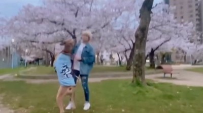 元気にお外で飼い主さんに飛びつくアルファくん