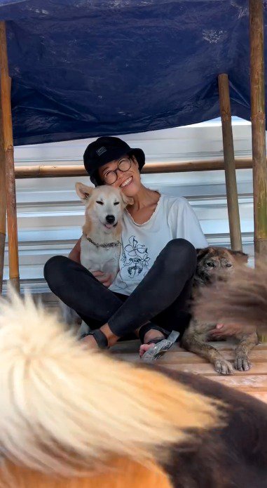 笑顔で写真を撮る犬と飼い主