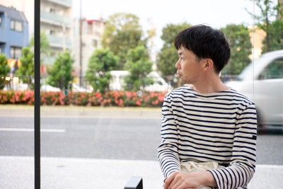 ボーダー柄の服を着た男性