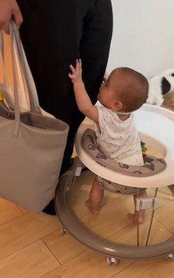 だっこをせがまれるパパ