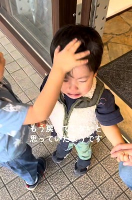 頭をなでられる男の子