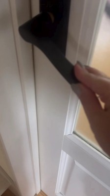 ドアを開ける手