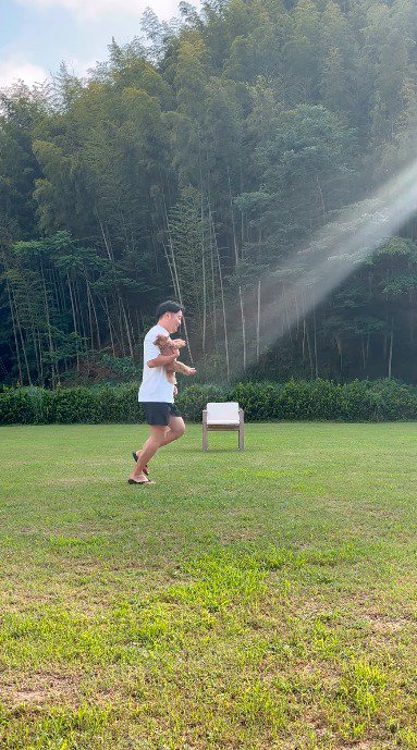 犬を抱っこして持ち場に駆けていく男性